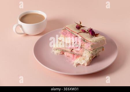Composition minimale avec empilement de desserts en couches et texture de coton aérée. Concept de bonbons créatifs, design moderne, beauté esthétique et cuisine de luxe St Banque D'Images