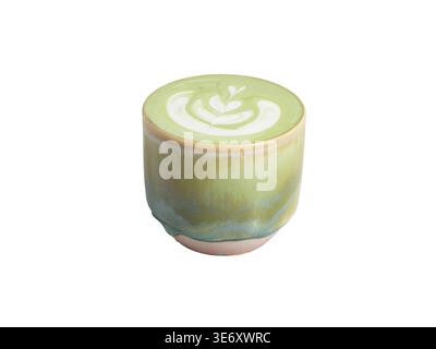 Latte au thé vert Matcha avec art latte feuille dans une tasse en céramique glacée verte faite à la main sans poignée, isolé sur fond blanc. Café spécial boisson con Banque D'Images