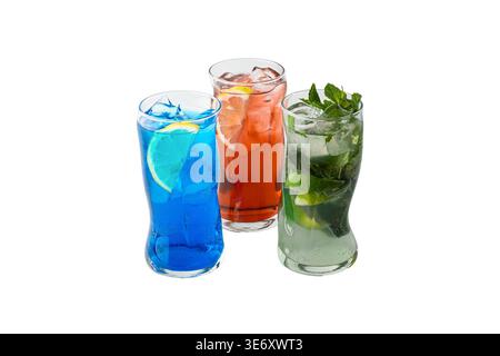 Trois cocktails colorés ensemble avec du citron bleu rouge orange et des boissons mojito dans des verres isolés sur fond blanc Banque D'Images