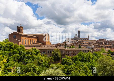 Vue panoramique panoramique sur Sienne avec des bâtiments historiques et des nuages spectaculaires en Toscane, Italie Banque D'Images