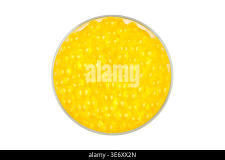 éclater des boules de jus de boba dans la vue de dessus du bol en verre isolé sur fond blanc Banque D'Images