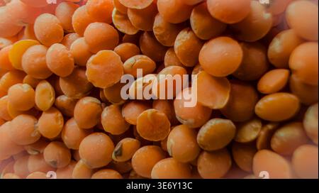 Fond de lentilles rouges, texture de grain de lentilles rouges crues, ingrédient protéique sain à base de plantes Banque D'Images