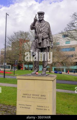 Statue de Dickie Bird, arbitre de cricket, né à Barnsley, South Yorkshire, Royaume-Uni Banque D'Images