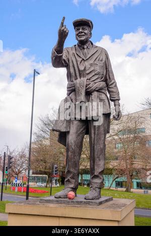 Statue de Dickie Bird, arbitre de cricket, né à Barnsley, South Yorkshire, Royaume-Uni Banque D'Images
