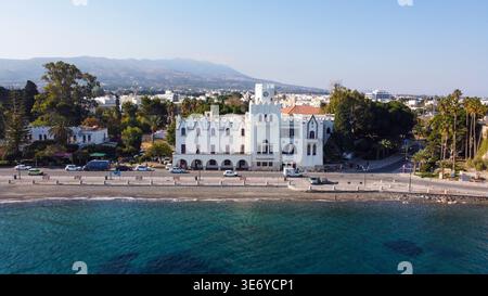 Vue aérienne à angle élevé du bâtiment de la mairie de Kos et du littoral avec la mer Égée en Grèce Banque D'Images