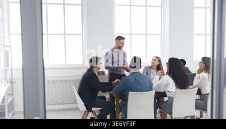 Groupe de gens d'affaires ayant une réunion de brainstorming Banque D'Images