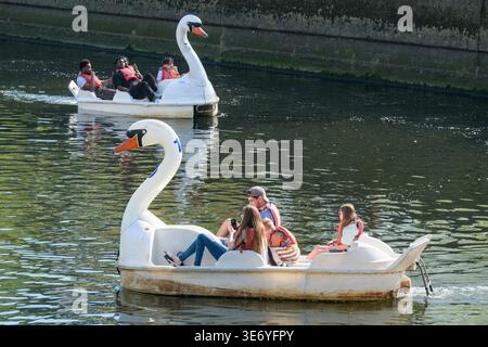 Londres, Royaume-Uni. 8 avril 2026. Les gens apprécient le soleil dans les pédales de cygne sur la rivière Lea, Queen Elizabeth Olympic Park, Stratford, East London. Banque D'Images