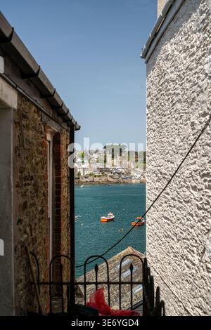 Ruelle en pierre à Polruan surplombant l'estuaire vers Fowey, Cornouailles Banque D'Images