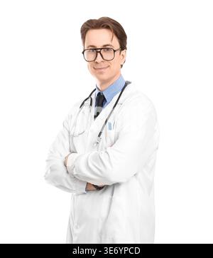Portrait d'un médecin masculin confiant portant des lunettes, une blouse de laboratoire blanche et un stéthoscope. Il se tient debout les bras croisés, souriant isolé sur un bac blanc Banque D'Images