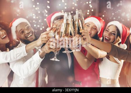 Verres de champagne dans les mains des gens au nouvel an Banque D'Images