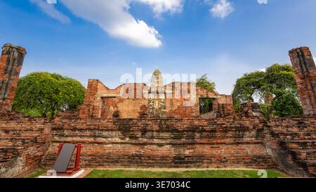 Ruines de briques historiques de Wat Ratchaburana debout sous un ciel bleu à Ayutthaya Banque D'Images