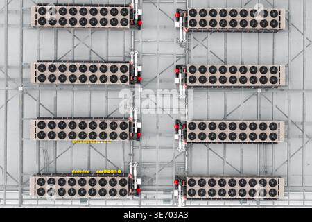 Toit industriel avec plusieurs grandes unités de refroidissement HVAC et systèmes de ventilation maintenant le climat intérieur Banque D'Images