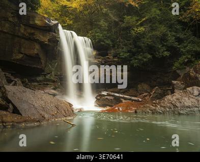 Cascades jumelles de Douglas Falls et lagune calme teintée avec les restes de l'exploitation minière de charbon de Virginie-Occidentale près de Thomas WV Banque D'Images