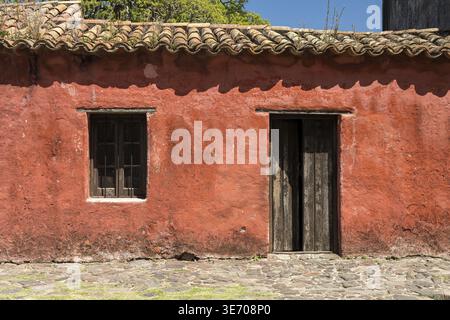 Ancienne maison en pierre peinte en rouge à Colonia del Sacramento Uruguay Banque D'Images