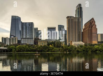 Vue sur les gratte-ciel du centre-ville d'Austin Texas en été 2025 depuis le niveau de l'eau sur le lac Lady Bird Banque D'Images