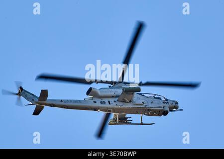 25 mars 2026, Palm Springs, Californie, États-Unis : un hélicoptère d'attaque AH-1Z Viper du corps des Marines des États-Unis survole Palm Springs, Californie. (Crédit image : © Ian L. Sitren/ZUMA Press Wire) USAGE ÉDITORIAL SEULEMENT ! Non destiné à UN USAGE commercial ! Banque D'Images