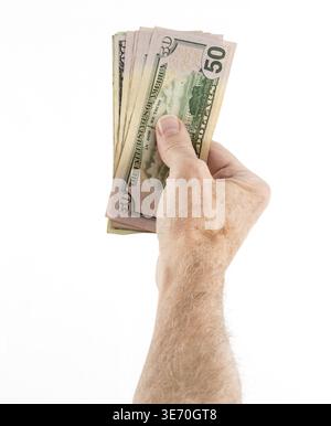 Pile de cinquante et vingt billets de dollars américains détenus par des mains caucasiennes seniors comme s'ils offraient comme un cadeau Banque D'Images