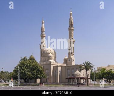 Extérieur de la mosquée de Jumeirah à Dubaï, Émirats arabes Unis, ouvert aux visites culturelles et à l'éducation des visiteurs Banque D'Images