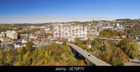 Prise de vue panoramique d'un drone aérien du centre-ville de Morgantown Virginie-Occidentale Banque D'Images