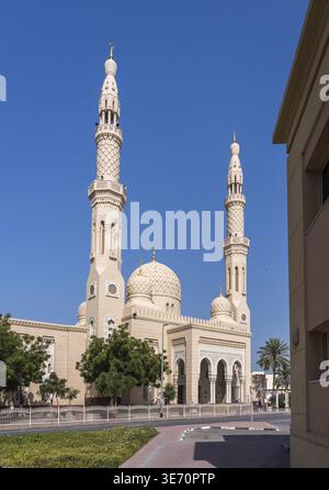Extérieur de la mosquée de Jumeirah à Dubaï, Émirats arabes Unis, ouvert aux visites culturelles et à l'éducation des visiteurs Banque D'Images