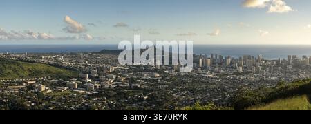 Une large image panoramique du coucher du soleil sur Waikiki, Honolulu et Diamond Head du Tantalus Donnent Sur Oahu, Hawaï Banque D'Images