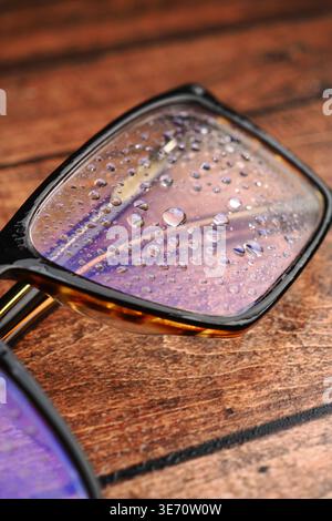 Vue rapprochée de lunettes avec des gouttelettes d'eau dessus Banque D'Images