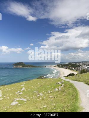 Vue sur le littoral et la ville de Tauranga depuis le Mont en Nouvelle-Zélande Banque D'Images