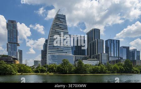 Immeubles d'appartements modernes et bureaux près du fleuve Colorado dans la ligne d'horizon du paysage urbain d'Austin Texas Banque D'Images
