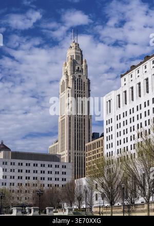 La tour ornée de style Art déco Leveque surplombe les gratte-ciel de Columbus Ohio Banque D'Images