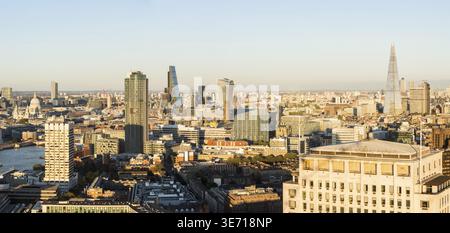Panorama aérien de nombreux bâtiments modernes de la City de Londres pris de Westminster, Londres, Angleterre, Royaume-Uni Banque D'Images