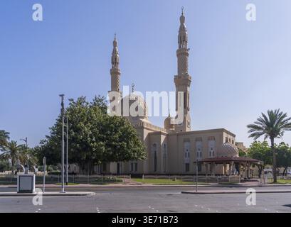 Extérieur de la mosquée de Jumeirah à Dubaï, Émirats arabes Unis, ouvert aux visites culturelles et à l'éducation des visiteurs Banque D'Images
