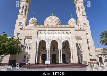 Entrée de la mosquée de Jumeirah à Dubaï, Émirats arabes Unis, ouverte aux visites culturelles et à l'éducation des visiteurs Banque D'Images