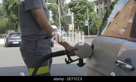 Ravitaillement individuel d'une voiture à une station-service pendant la journée, Crémone, Lombardie, Italie Banque D'Images