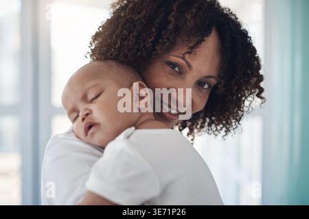 Portrait, mère ou bébé à la maison avec repos, garde d'enfants ou relation saine sur le week-end. Amour, femme ou enfant à la maison avec sommeil, maman Banque D'Images