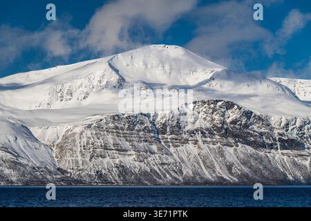 Paysage hivernal pittoresque avec Alpes Lyngen, Ullsfjorden, Troms, Norvège Banque D'Images
