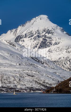 Vue panoramique de Store Blamannen montagne, Kaldfjorden fjord, Tromso, Troms, Norvège Banque D'Images