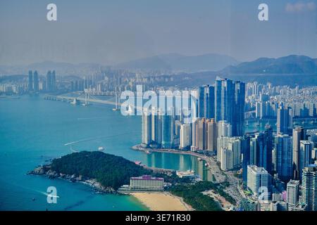 Vue aérienne impressionnante en angle élevé de Busan, Corée du Sud, mettant en valeur l'emblématique pont Gwangan s'étendant sur l'océan bleu turquoise Banque D'Images