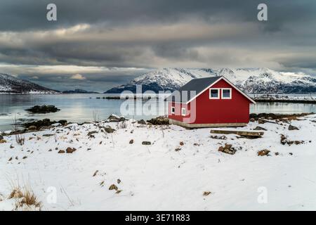 Hangar à bateaux traditionnel en bois, plage de Grotfjord, Kvaloya, Troms, Norvège Banque D'Images