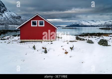 Hangar à bateaux traditionnel en bois, plage de Grotfjord, Kvaloya, Troms, Norvège Banque D'Images
