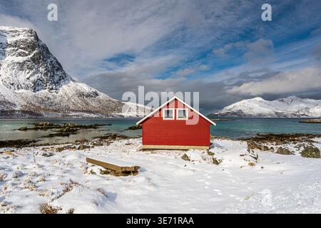 Hangar à bateaux traditionnel en bois, plage de Grotfjord, Kvaloya, Troms, Norvège Banque D'Images