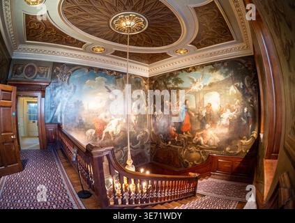 Londres, Royaume-Uni. 08 avril 2026. Allongez-vous et écoutez Barts North Wing. Les gens profitent d'une séance de guérison sonore relaxante, tout en s'allongeant pour un concert classique entouré par la belle grande salle, après une année de réparation, de restauration et de conservation. Banque D'Images