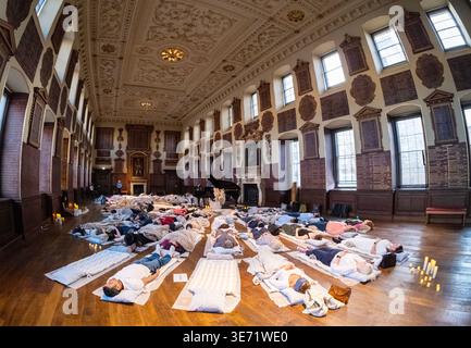 Londres, Royaume-Uni. 08 avril 2026. Allongez-vous et écoutez Barts North Wing. Les gens profitent d'une séance de guérison sonore relaxante, tout en s'allongeant pour un concert classique entouré par la belle grande salle, après une année de réparation, de restauration et de conservation. Banque D'Images