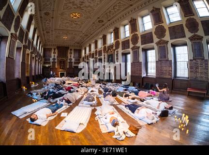 Londres, Royaume-Uni. 08 avril 2026. Allongez-vous et écoutez Barts North Wing. Les gens profitent d'une séance de guérison sonore relaxante, tout en s'allongeant pour un concert classique entouré par la belle grande salle, après une année de réparation, de restauration et de conservation. Banque D'Images