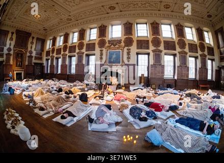 Londres, Royaume-Uni. 08 avril 2026. Allongez-vous et écoutez Barts North Wing. Les gens profitent d'une séance de guérison sonore relaxante, tout en s'allongeant pour un concert classique entouré par la belle grande salle, après une année de réparation, de restauration et de conservation. Banque D'Images