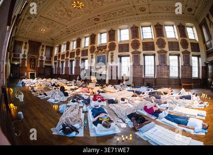 Londres, Royaume-Uni. 08 avril 2026. Allongez-vous et écoutez Barts North Wing. Les gens profitent d'une séance de guérison sonore relaxante, tout en s'allongeant pour un concert classique entouré par la belle grande salle, après une année de réparation, de restauration et de conservation. Banque D'Images