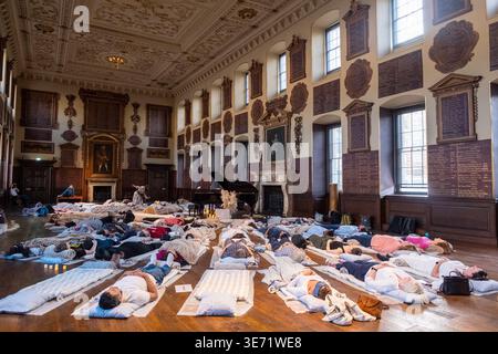 Londres, Royaume-Uni. 08 avril 2026. Allongez-vous et écoutez Barts North Wing. Les gens profitent d'une séance de guérison sonore relaxante, tout en s'allongeant pour un concert classique entouré par la belle grande salle, après une année de réparation, de restauration et de conservation. Banque D'Images
