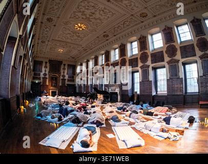 Londres, Royaume-Uni. 08 avril 2026. Allongez-vous et écoutez Barts North Wing. Les gens profitent d'une séance de guérison sonore relaxante, tout en s'allongeant pour un concert classique entouré par la belle grande salle, après une année de réparation, de restauration et de conservation. Banque D'Images