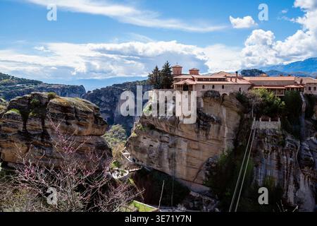 Monastère Saint de Varlaam perché sur un pilier rocheux spectaculaire dans les Météores, Grèce. Paysage pittoresque avec des falaises, le ciel et les visiteurs met en évidence le U unique Banque D'Images