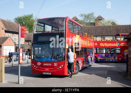 Bus touristiques à toit ouvert, Stratford-upon-Avon, Warwickshire, Angleterre, Royaume-Uni Banque D'Images