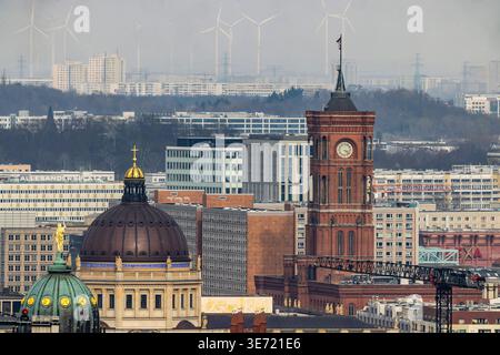 Stadtansicht Berlin. Blick von der Aussichtsplattform im K o l l h o f T o w e R auf die Hauptstadt. Ausblick auf den Berliner Dom und das Rote Rathaus. Dahinter Plattenbauten und Windräder. // 24.03.2026, Berlin, Deutschland *** vue de la ville de Berlin vue de la capitale depuis la plate-forme d'observation du K o l h o f f T o w e R vue de la cathédrale de Berlin et des Rotes Rathaus derrière elle, bâtiments préfabriqués et éoliennes 24 03 2026, Berlin, Allemagne Banque D'Images